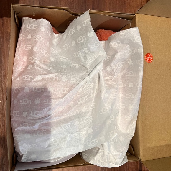 NIB UGG Fluffita size 10 - Picture 5 of 7